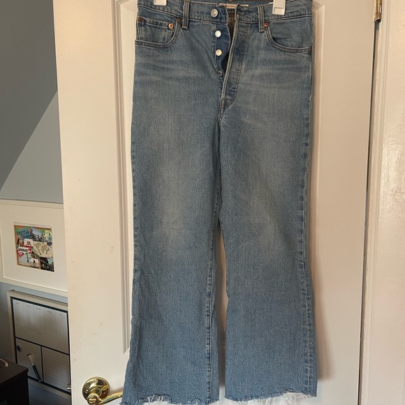 Ribcage Crop Flare jeans with button closure and frayed hem. - Picture 2 of 4